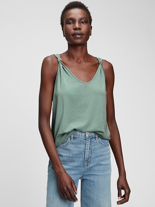 Gap outlet tank clearance tops