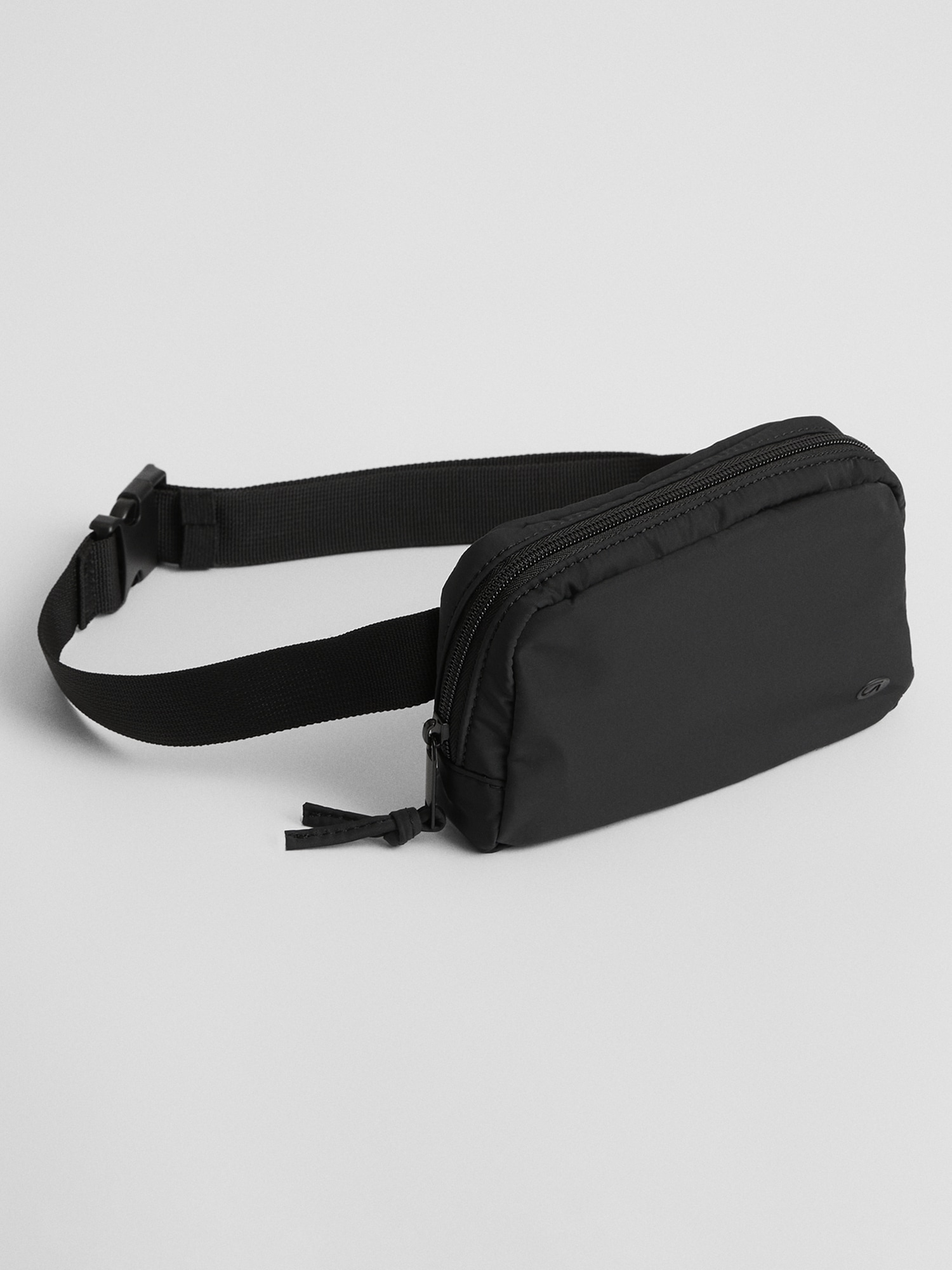 Gap Factory Women's Gapfit 100% Recycled Fanny Pack Black One Size